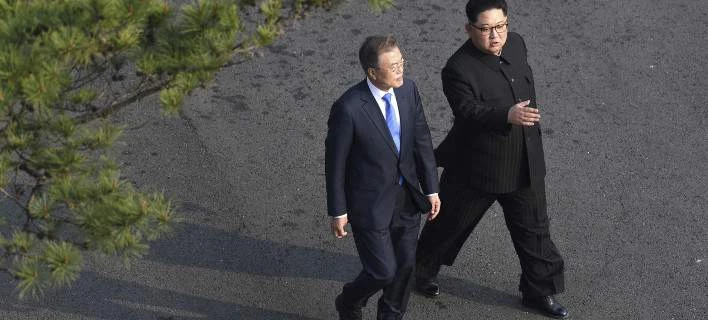 Εκτοξεύτηκε η δημοτικότητα του Νοτιοκορεάτη ηγέτη μετά την συνάντηση του με τον Κιμ Γιονγκ Ουν